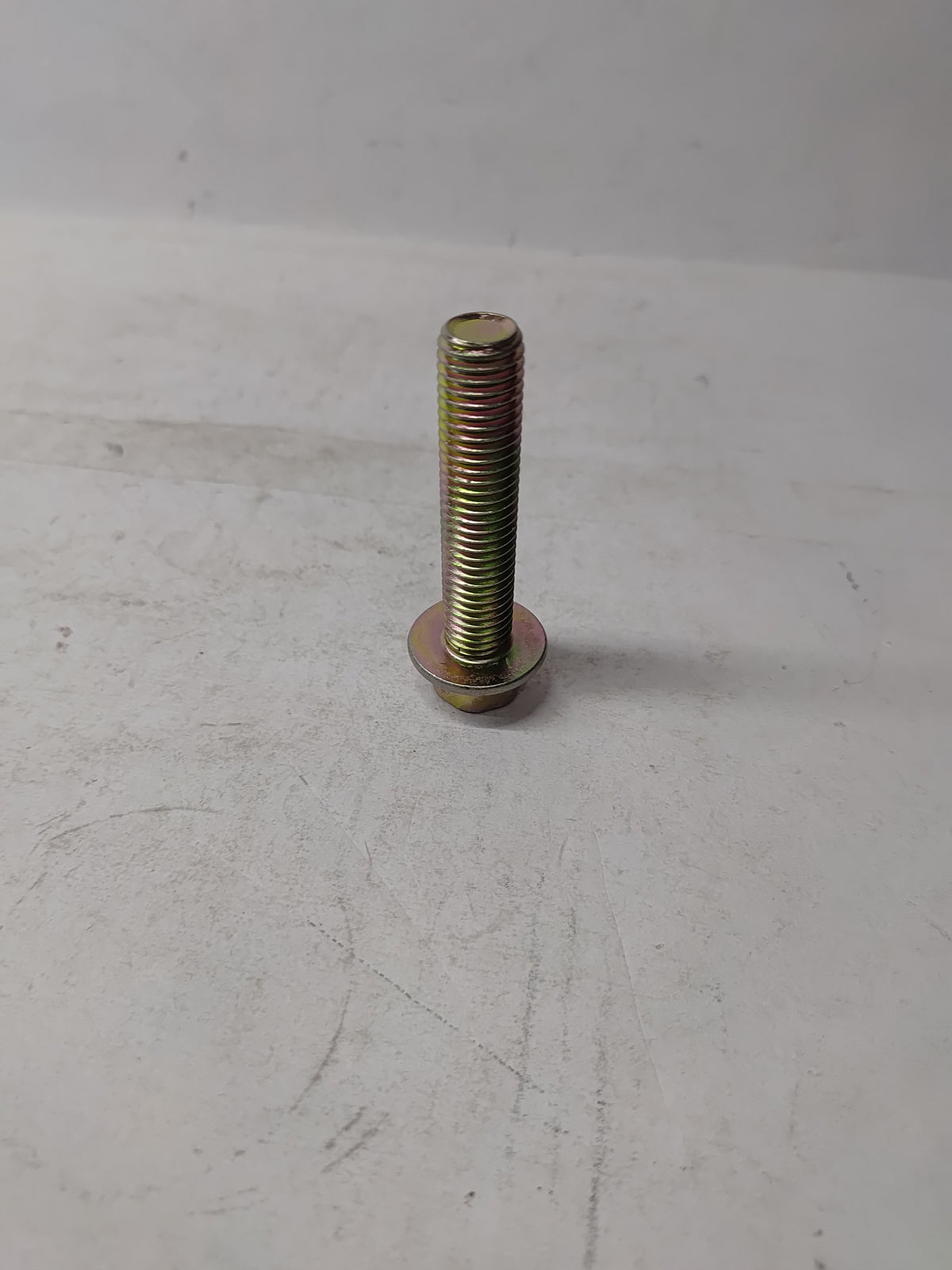 CarTrends T28284319  Damper Bolt Tavera T28284319 - Back view