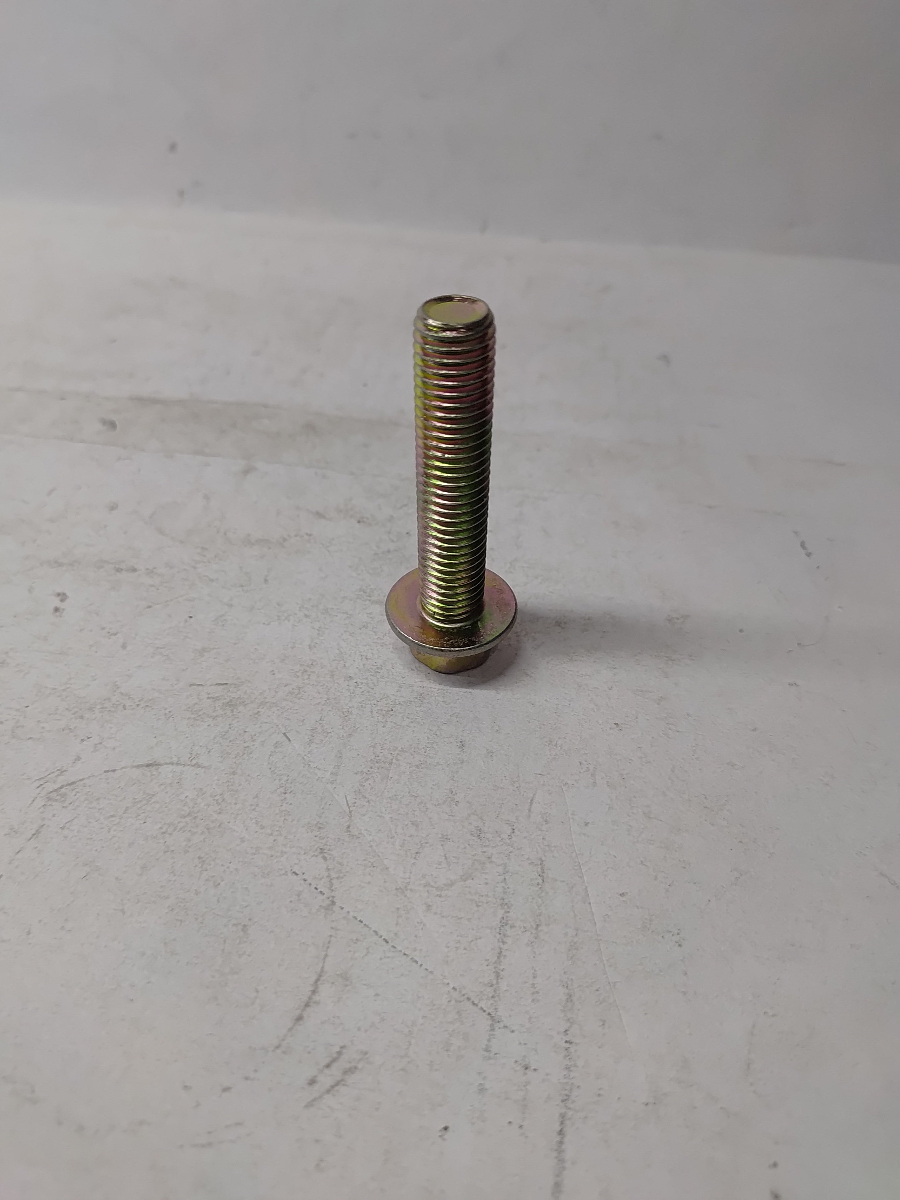 CarTrends T28284319  Damper Bolt Tavera T28284319 - Back view