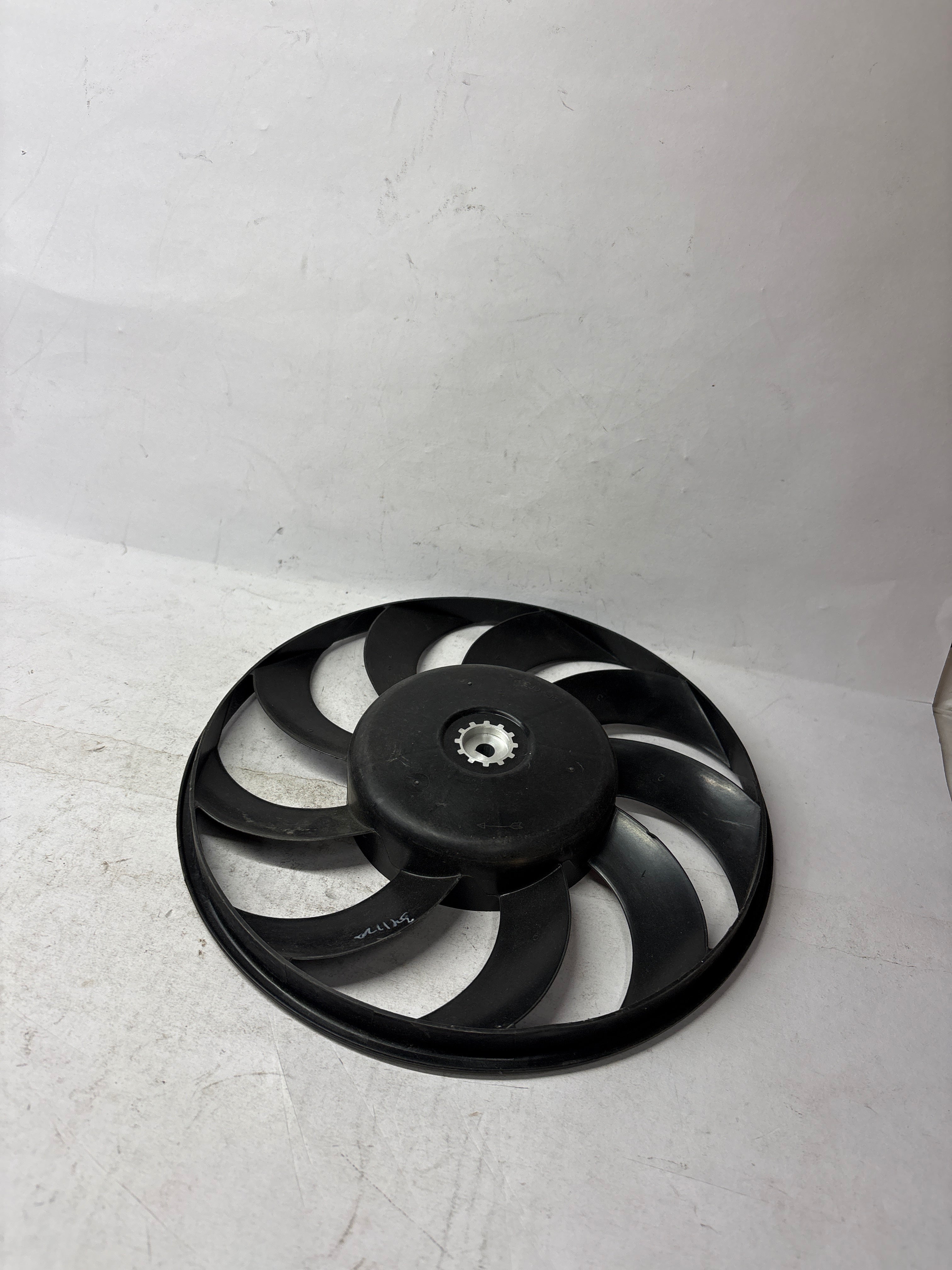 GENERAL MOTORS COOLING FAN TAVERA 1ST GEN T97598528 T97598528 - Back view