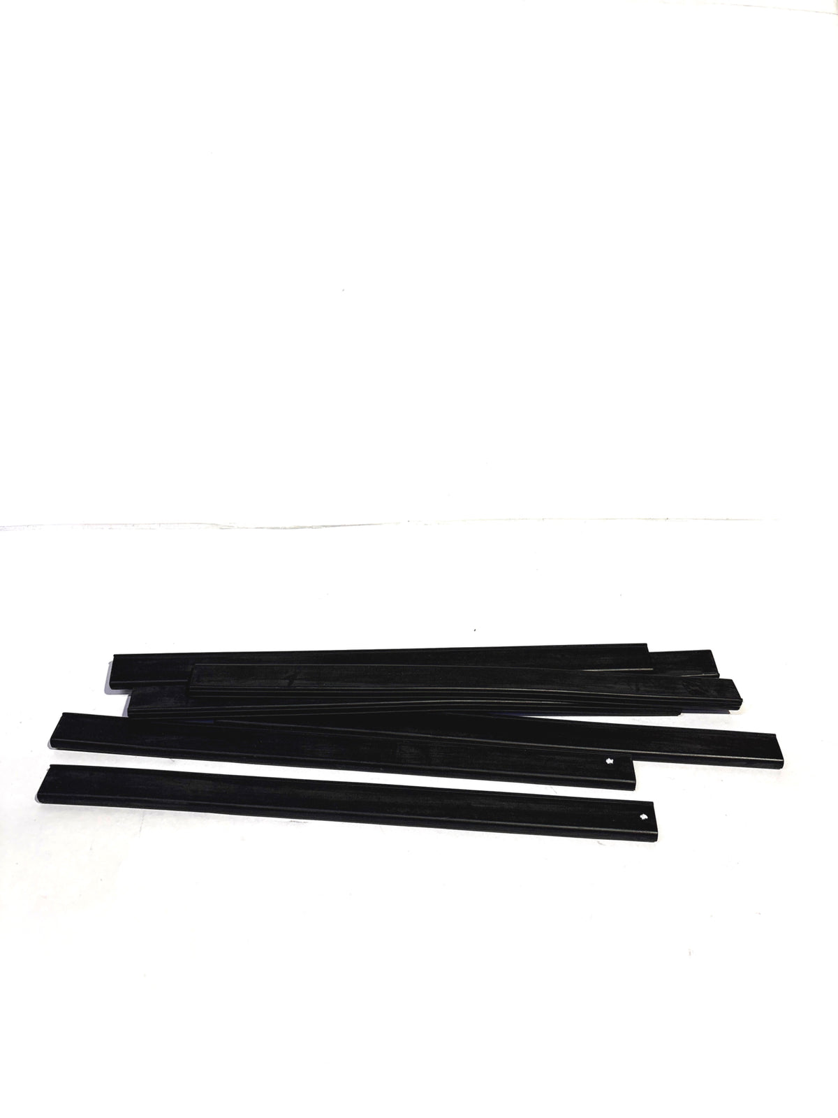 MARUTI SUZUKI RUBBERRR GLASS BOTTOM CHANNEL 83691M63J00 83691M63J00 - Left view