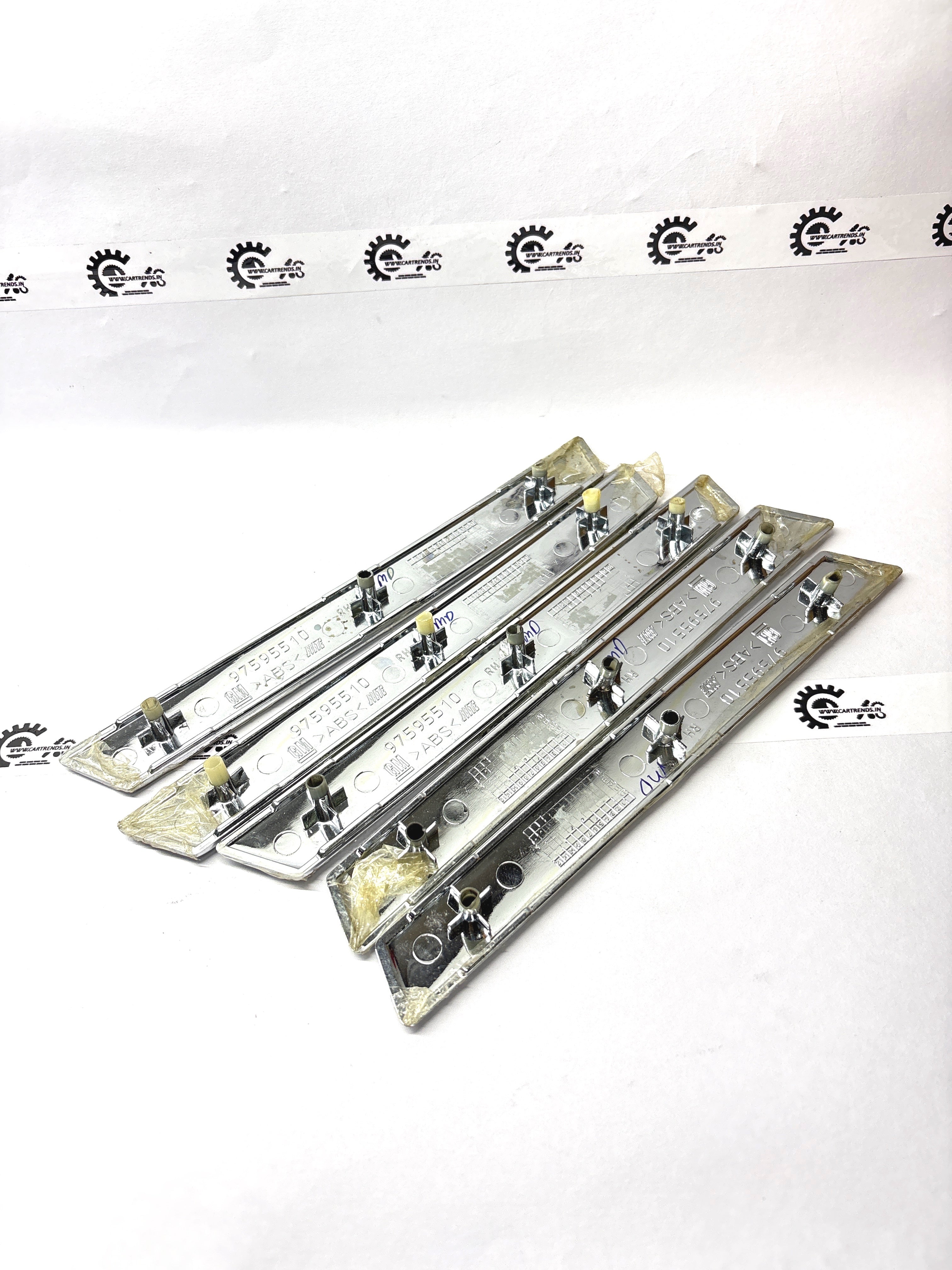 GENERAL MOTORS MOULDING RADIATOR GRILLE CHROMED RH TAVERA T97595512 T97595512 - Left view