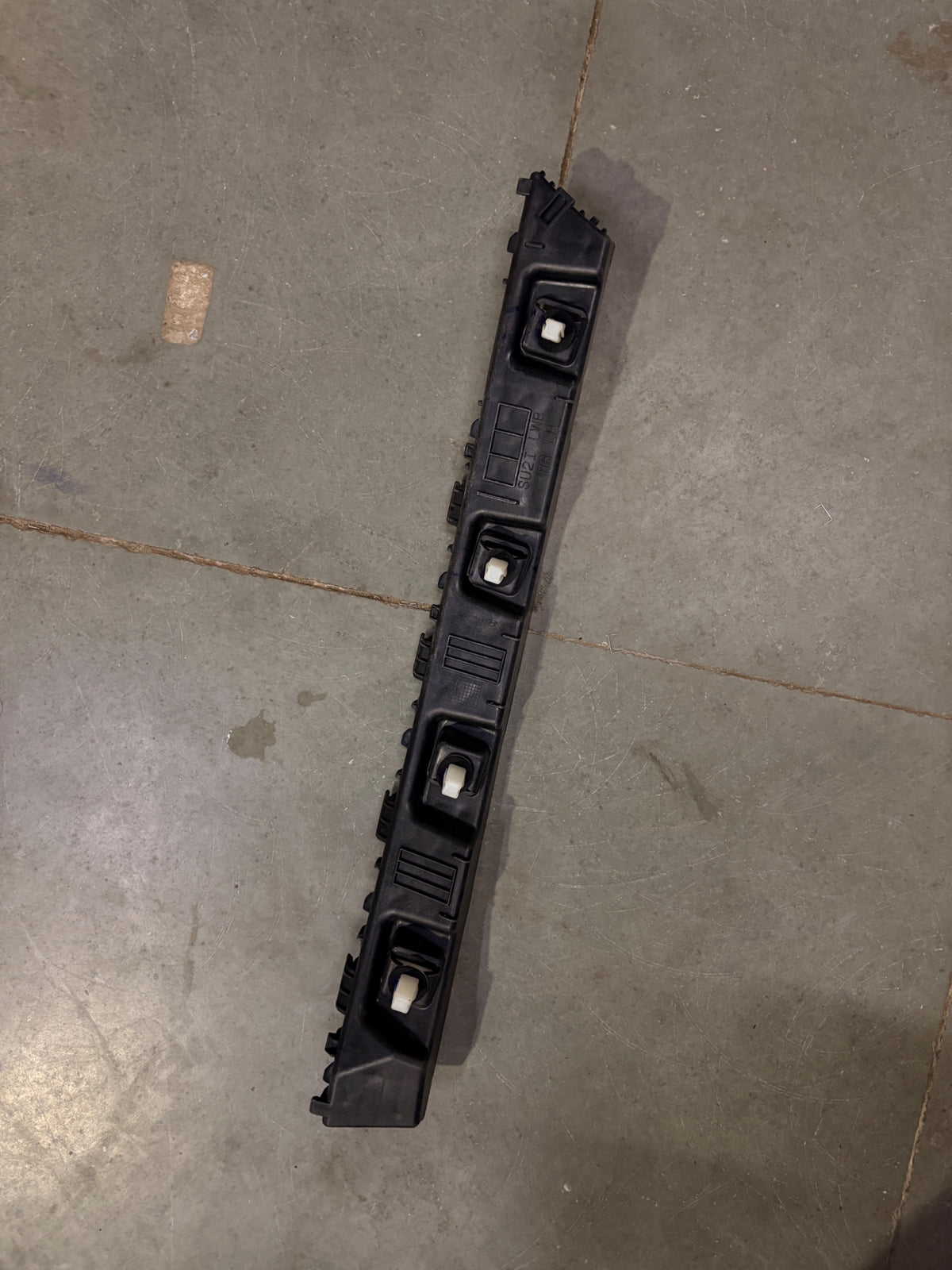 Hyundai rear bumper side bracket assembly for left side, part number 86651BV300, shown in the image.