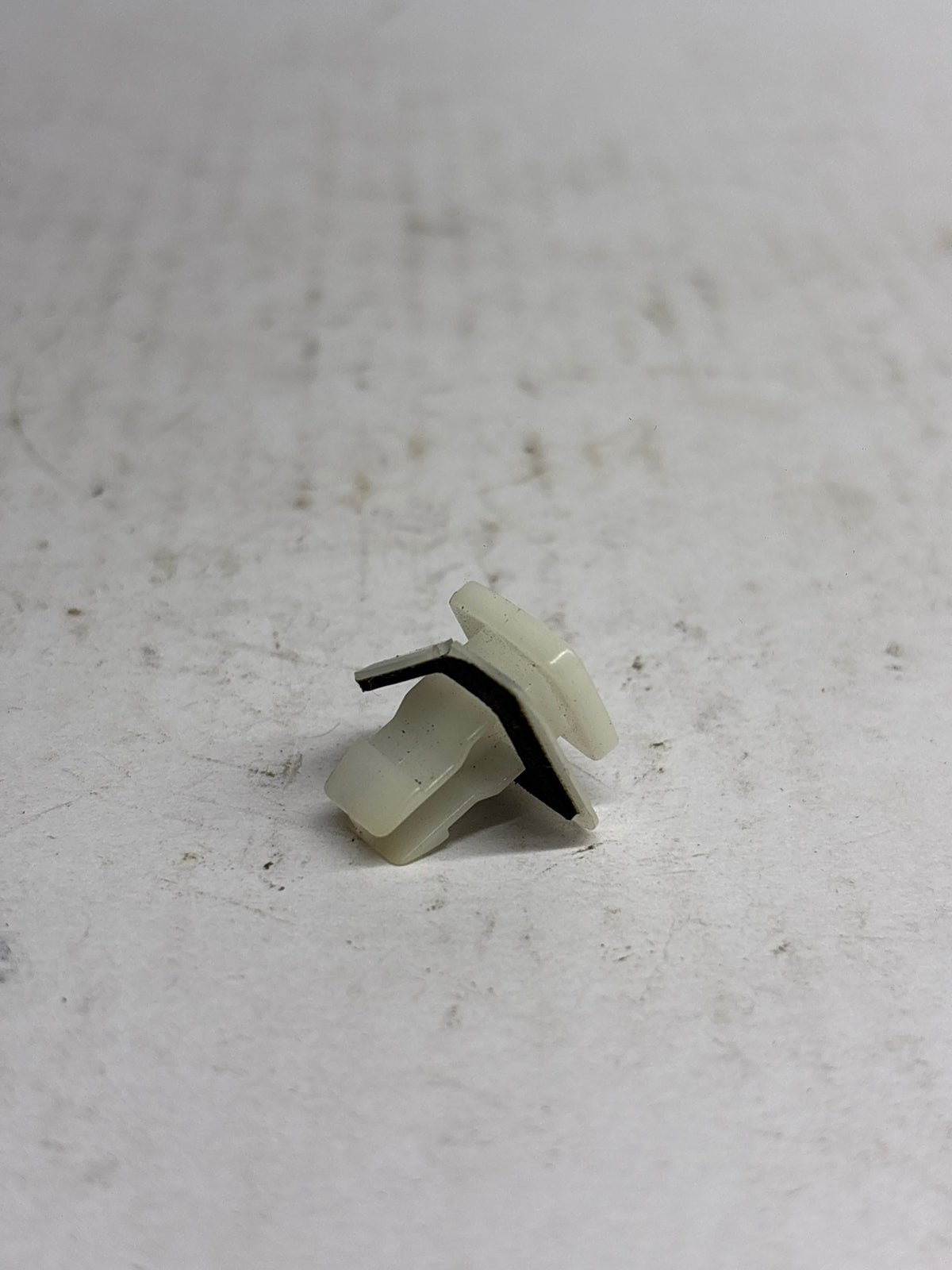 GENERAL MOTORS CLIP RKR PNL FRT MLDG CAPTIVA J94530385 J94530385 - Left view