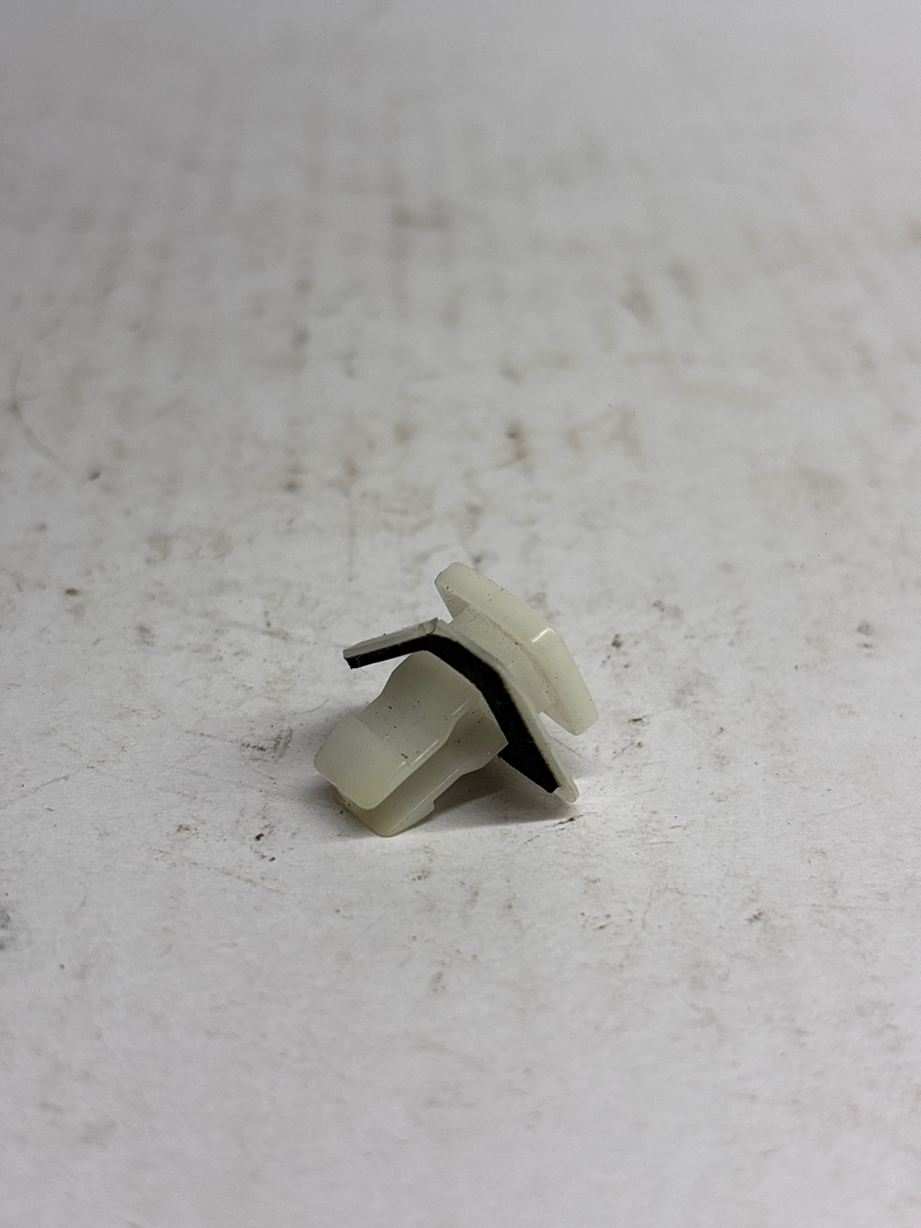 GENERAL MOTORS CLIP RKR PNL FRT MLDG CAPTIVA J94530385 J94530385 - Left view