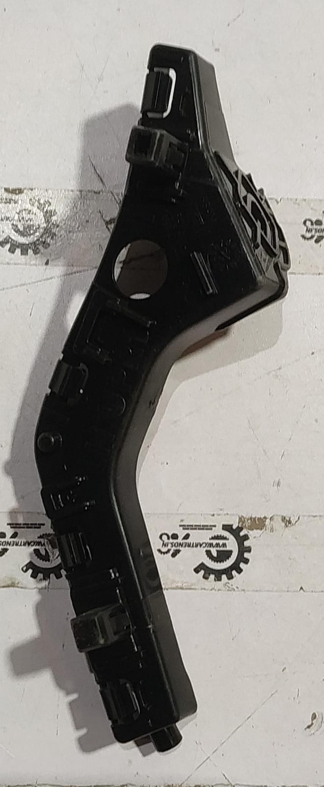 Renault bumper side bracket for left side, part #622252XA0A, shown on a vehicle with a focus on the mounting point and structure.