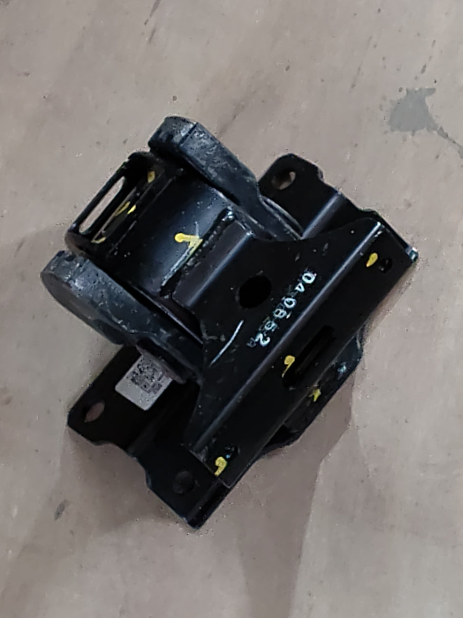 11620m76m00-engine-mounting-celerio-left-side