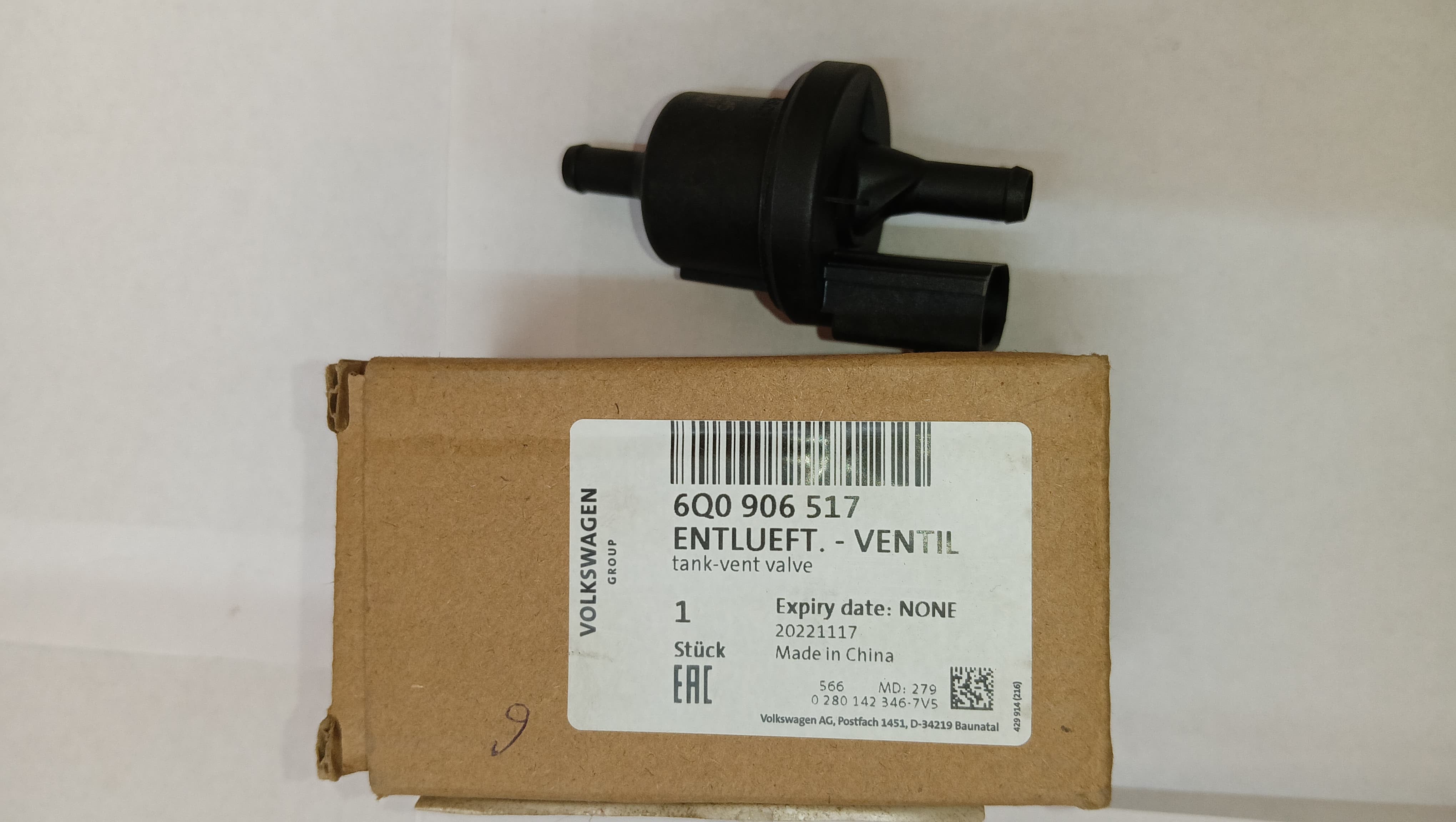 Volkswagen solenoid valve Laura 6Q0906517, automotive part for vehicle fuel or fluid control, shown in the image.