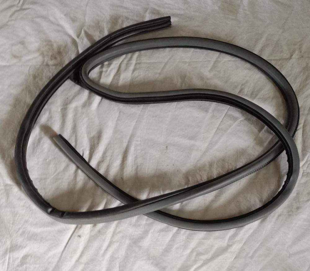 J96615176  Weatherstrip Optra Front Door Left
