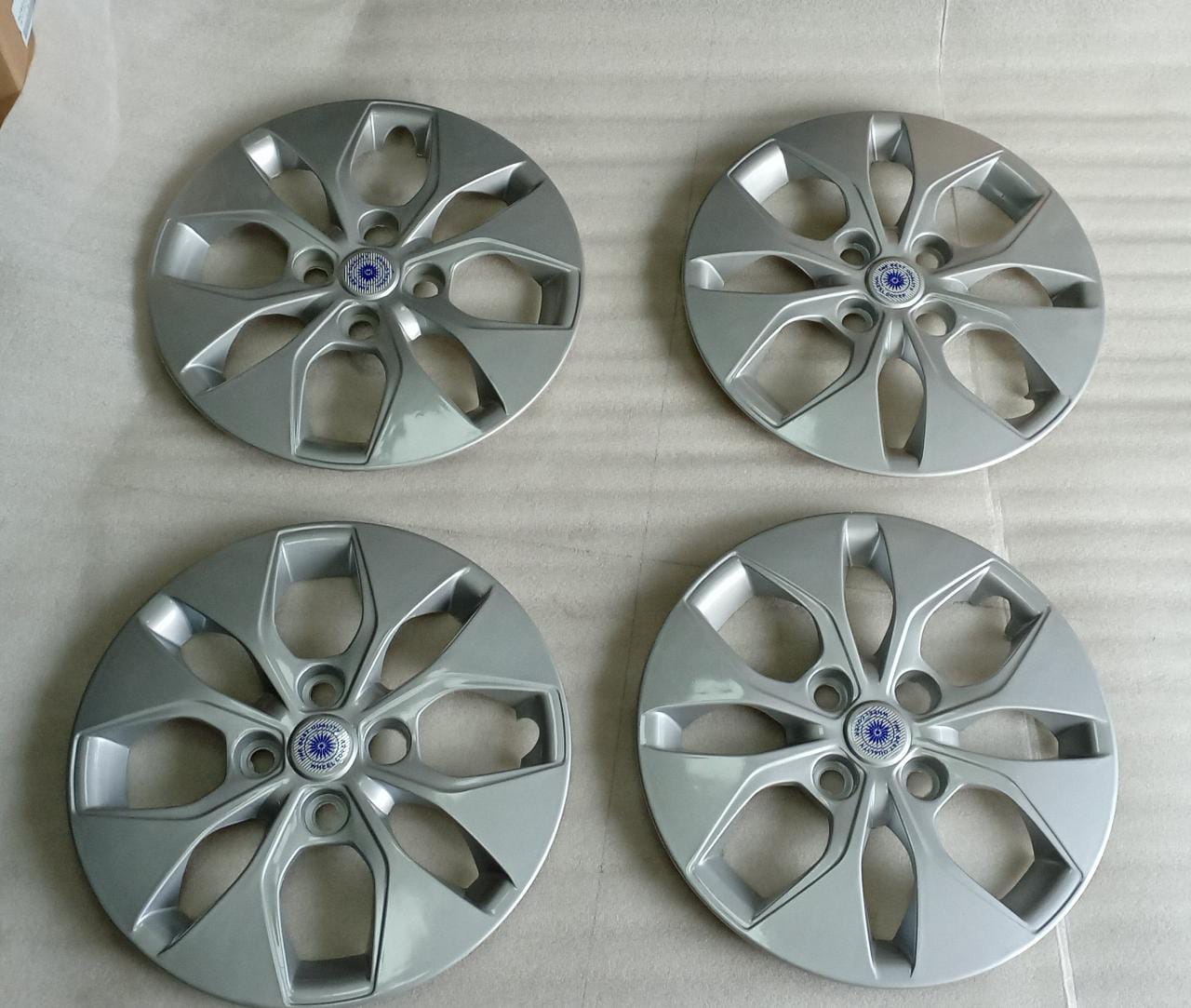 Hyundai xcent wheel 2024 cap price