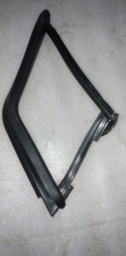 J95982977 Weatherstrip Beat Front Right Side Spare Parts