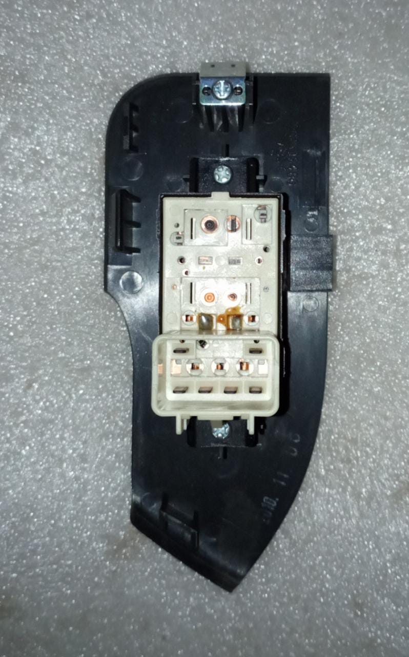 J20874667  Power Window Switch Captiva Rear Right Side