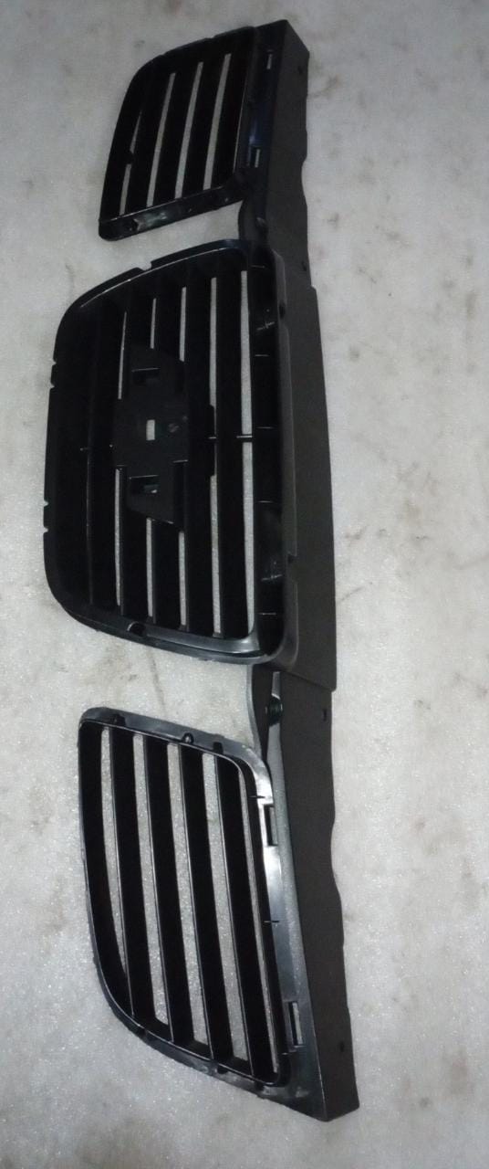J96547011  Radiator Grille Housing Optra