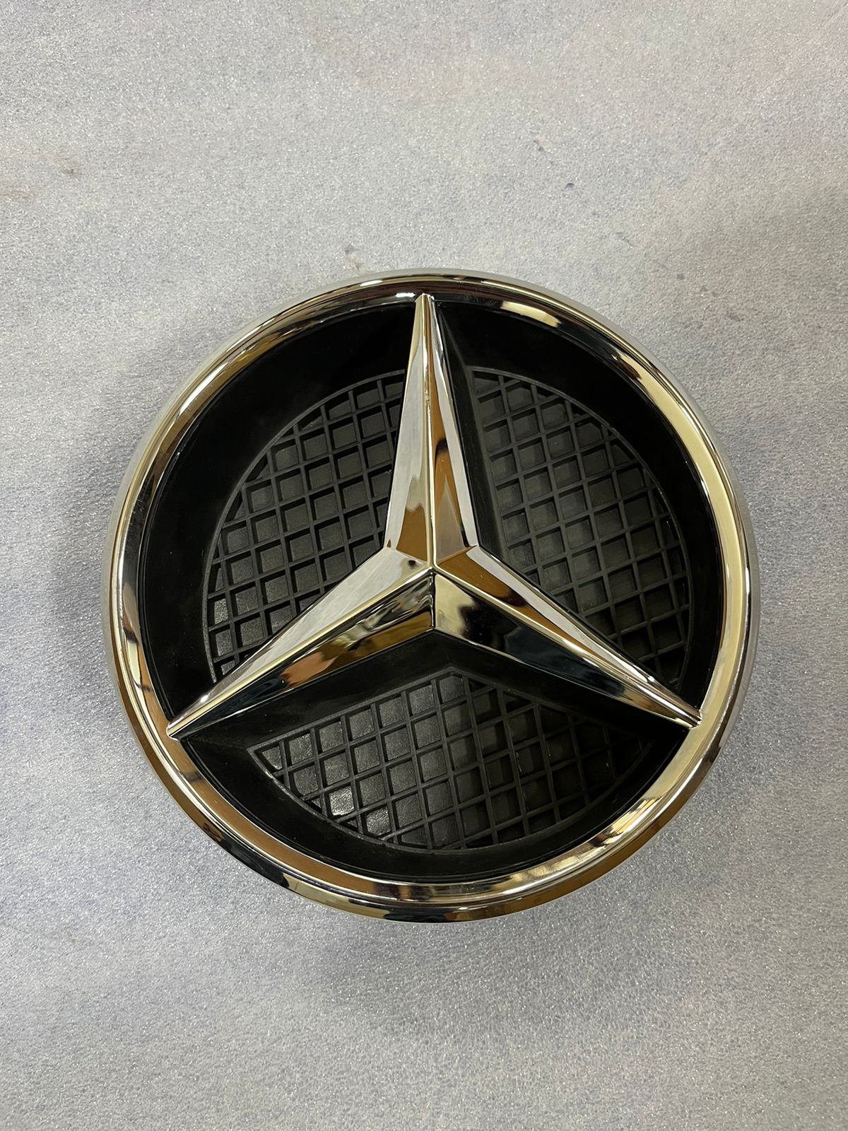 Mercedes benz deals front grill emblem