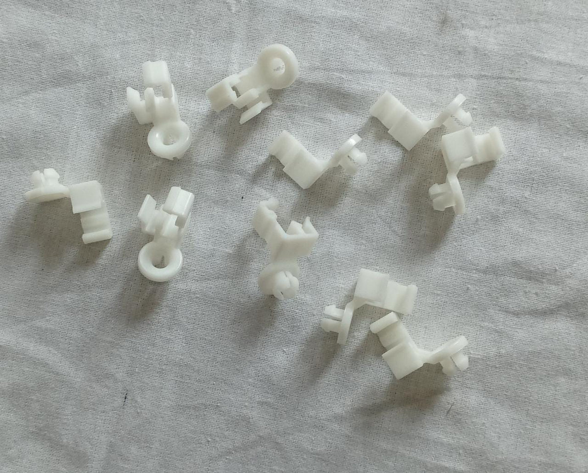 CarTrends Alto spare parts clip, model 09209M09L02, used for vehicle repairs, shown in a close-up image.