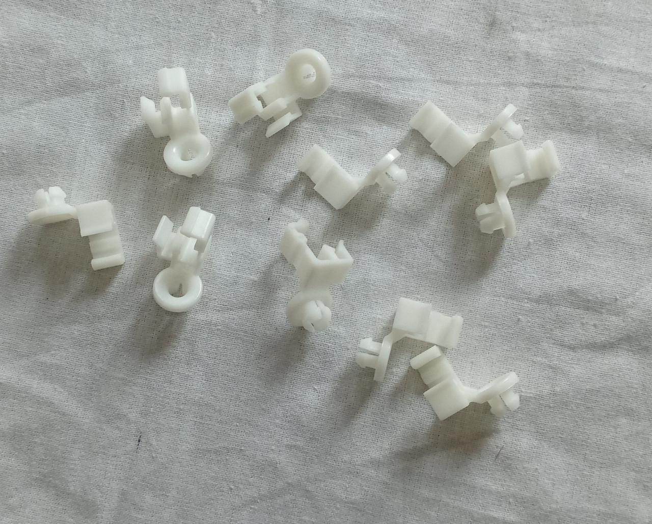 CarTrends Alto spare parts clip, model 09209M09L02, used for vehicle repairs, shown in a close-up image.