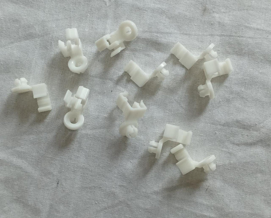 CarTrends Alto spare parts clip, model 09209M09L02, used for vehicle repairs, shown in a close-up image.