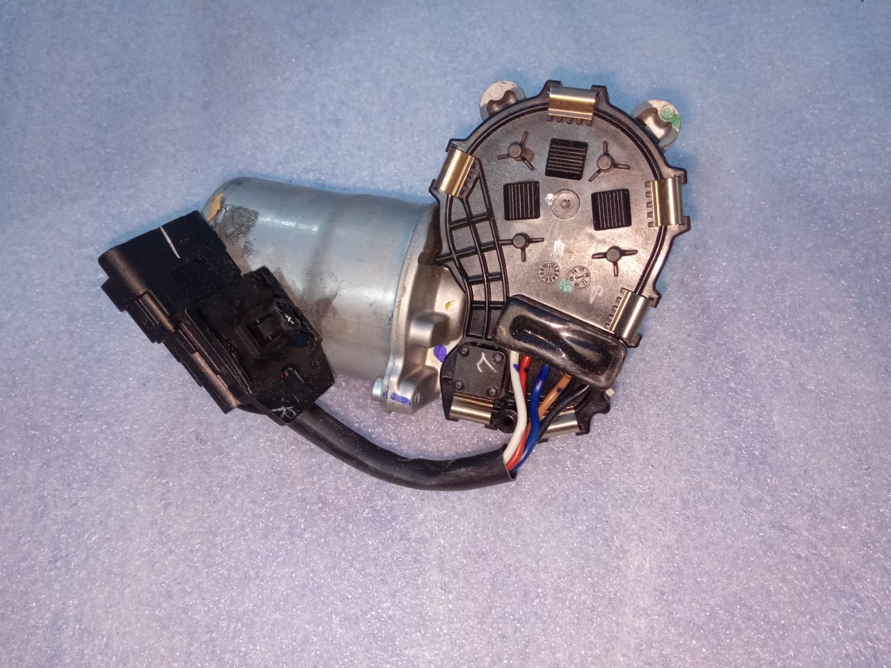 CarTrends windshield wiper motor for Renault Terrano, spare part #288105813R, shown in a close-up view of the motor.