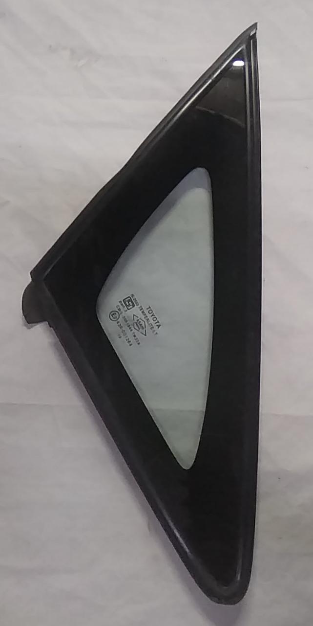 CarTrends Innova front side window glass, replacement spare part for vehicle side window, clear and durable.