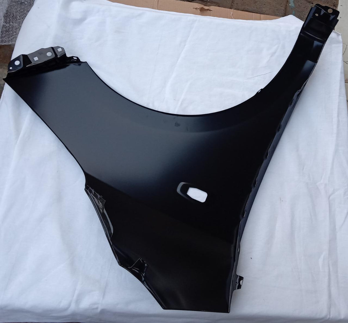 CarTrends Fender I 10 Type 1 left spare part, shown in black with mounting details, for vehicle repair and replacement.