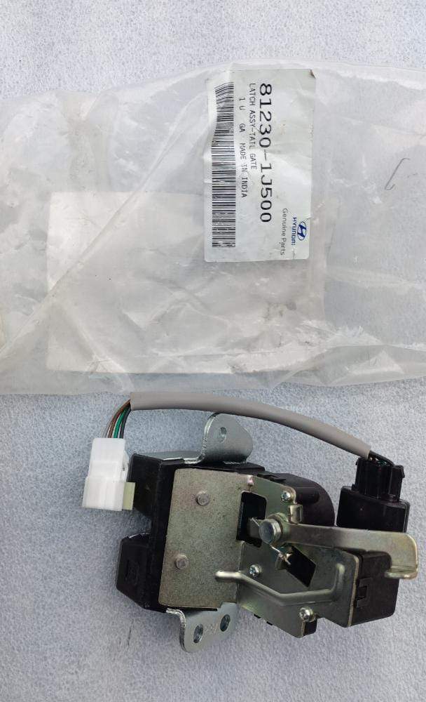 CarTrends DICCI latch spare part for I20, close-up of the black plastic latch component with metal clips.