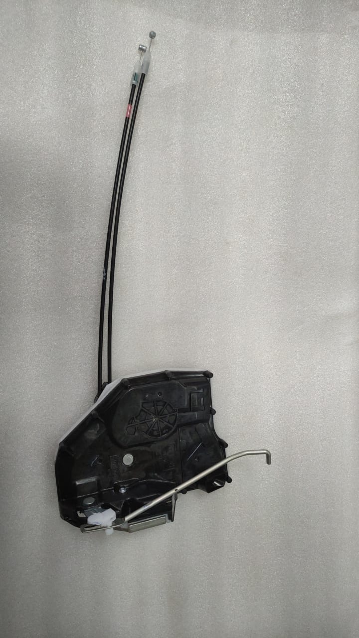 CarTrends front door latch Swift Type 1 left side, spare part for vehicle door lock mechanism.
