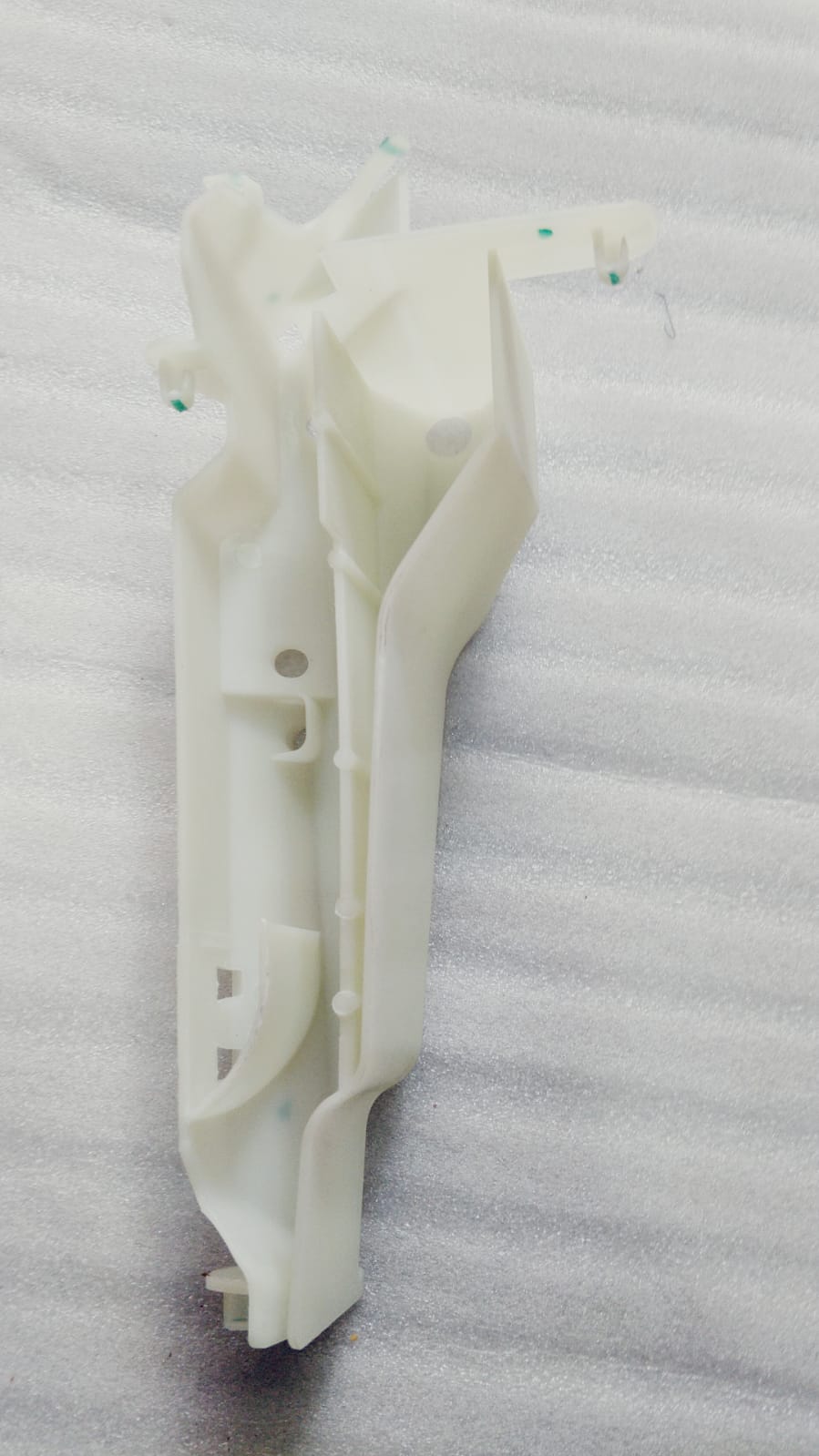 CarTrends air duct oil feed for Renault Kwid, spare part with model number 321073464R, shown in close-up view.