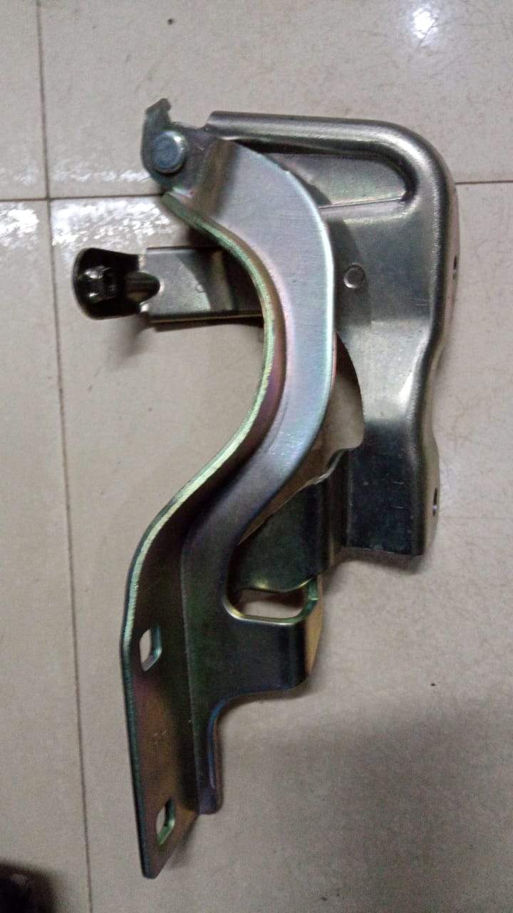 CarTrends Bonet Hinge Captiva right side spare part for vehicle bonnet or hood repair.