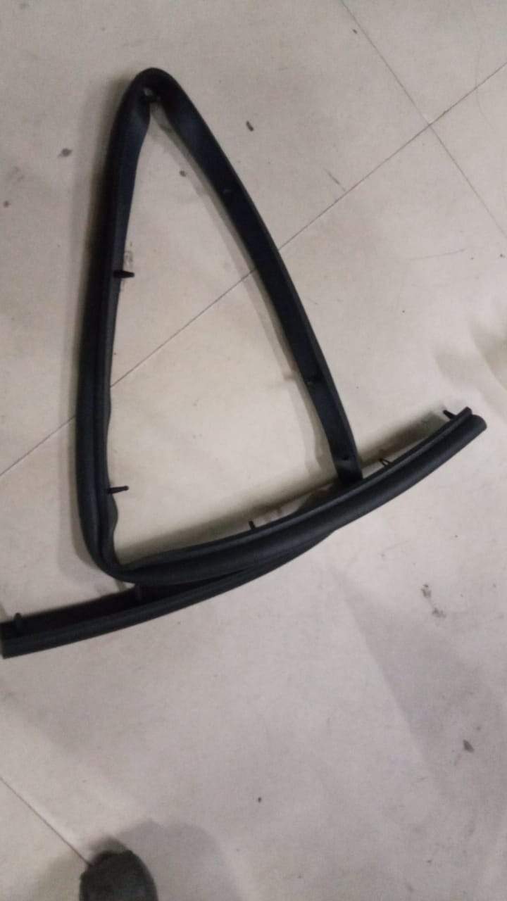 Bonet rubber spare part for Opel Optra 1.6 by CarTrends, rubber component for vehicle's bonnet area.