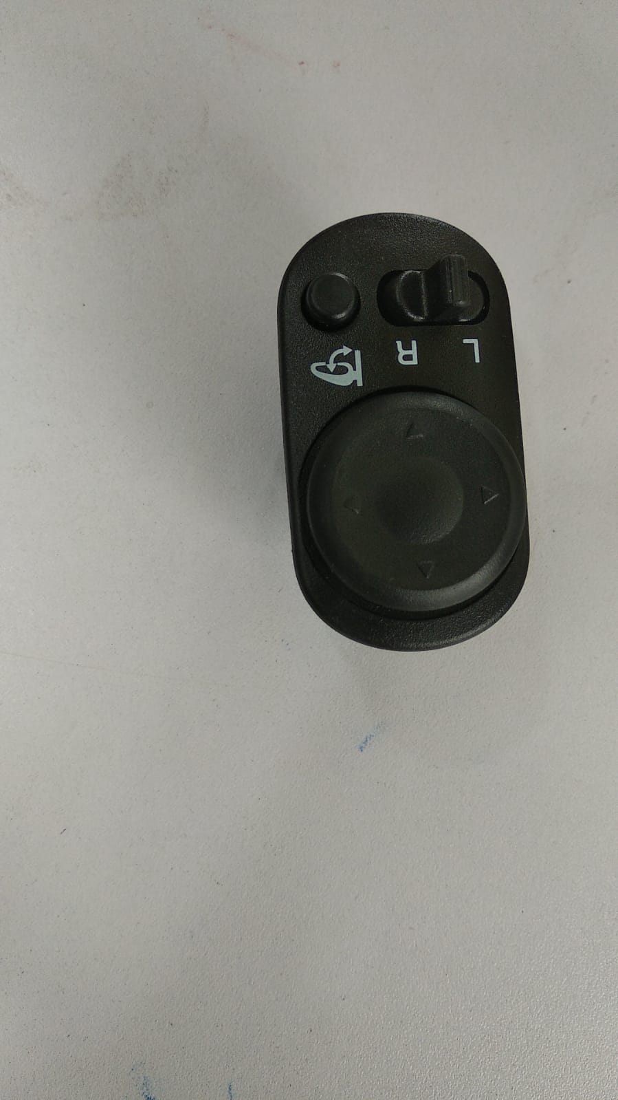 Chevrolet Optra spare switch part from CarTrends, J96546914, showing close-up of the automotive switch component.