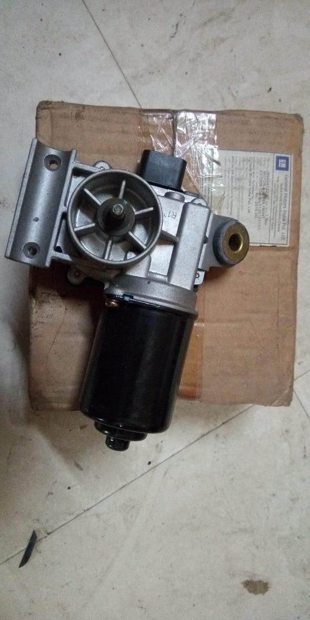 Chevrolet Optra wiper motor by CarTrends, spare parts image showing the replacement wiper motor component.