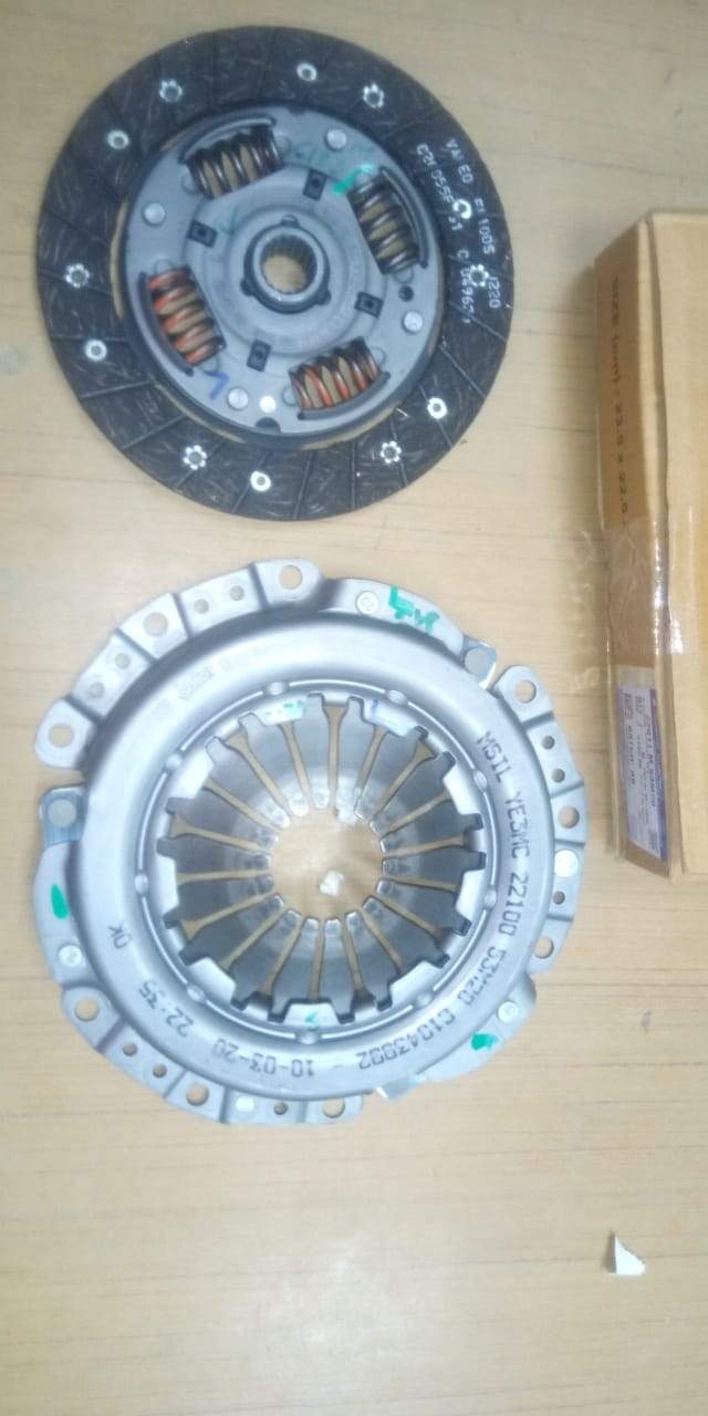 CarTrends clutch set for Maruti Suzuki Alto 800, includes clutch plate and pressure plate, spare parts for Alto 800 K10 models.