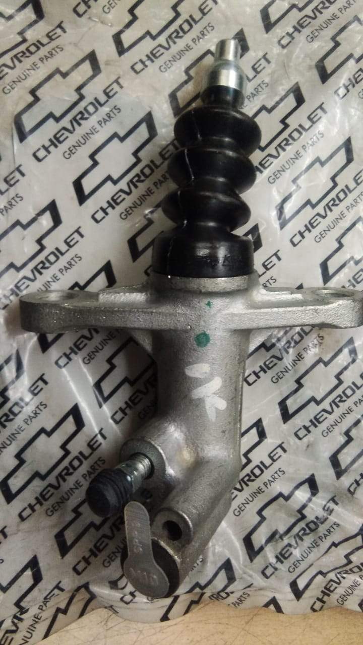CarTrends clutch sleeve cylinder spare part for Tavera, showing the metal cylindrical clutch component with detailed surface.