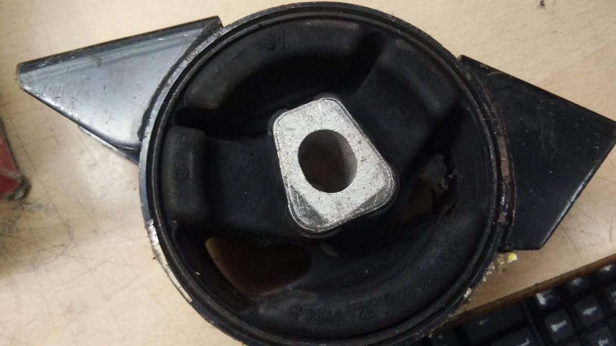 CarTrends crossmember mounting for Optra Magnum J96817823, automotive spare part shown in the image.