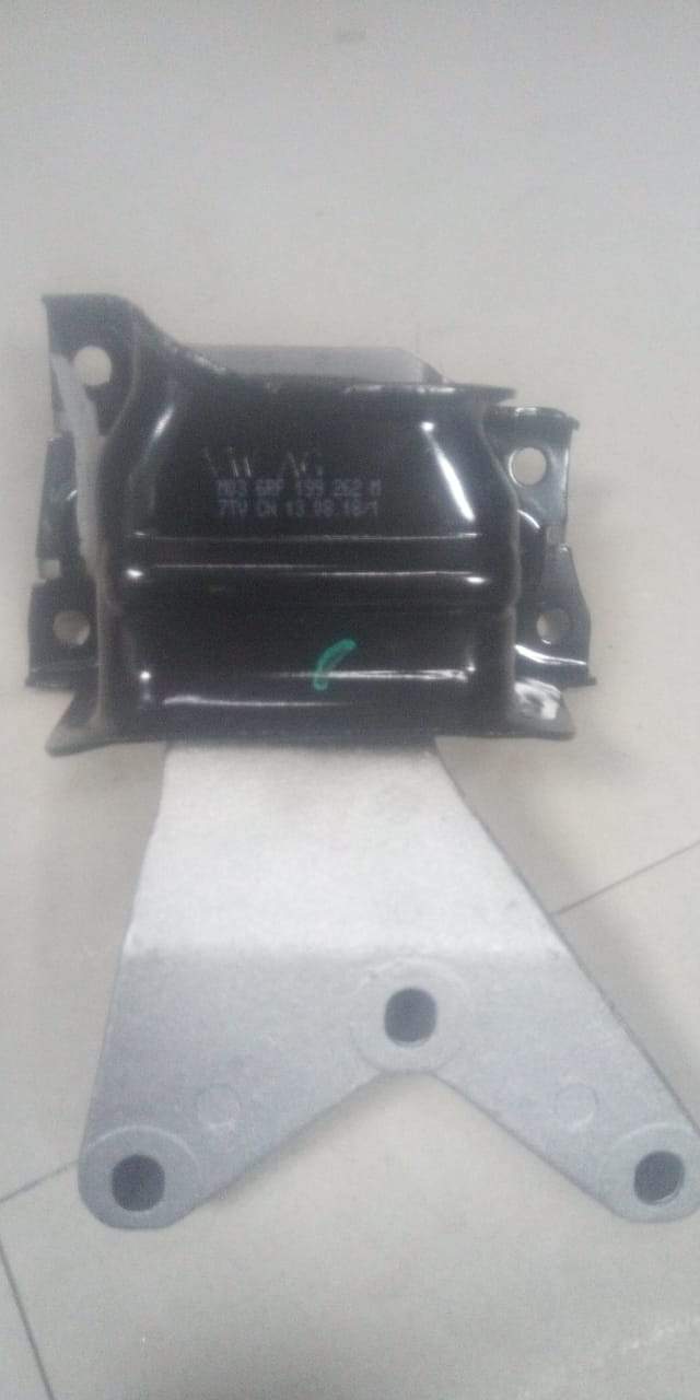 CarTrends engine mounting for Polo and Vento, spare part 6RF199262M, showing the rubber and metal components.