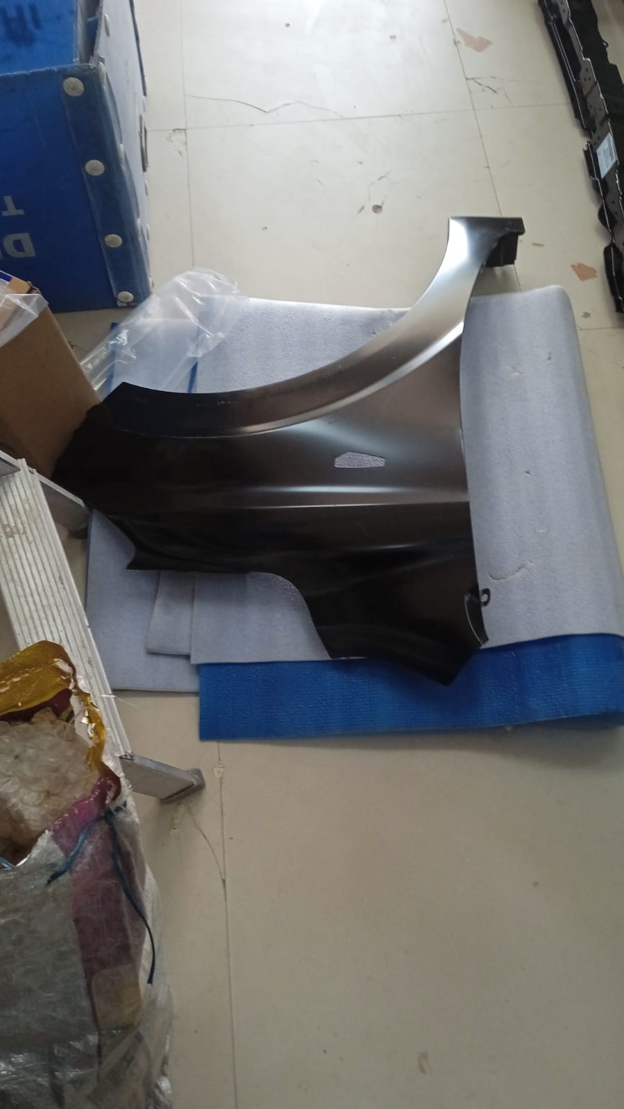 CarTrends Fender Aura right side spare part with mounting details, designed for vehicle replacement and repair.