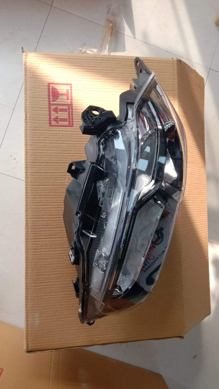 CarTrends Amaze right head lamp for 2018 onward, spare parts for car headlight replacement, model 33100TSVK01.