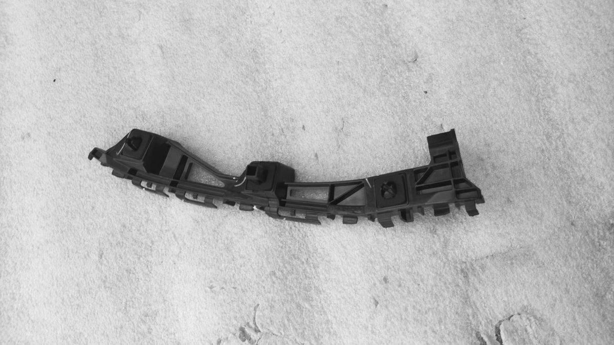 CarTrends right side bumper holder for Maruti Suzuki Swift, spare part with product code 71821M55R00, shown in the image.