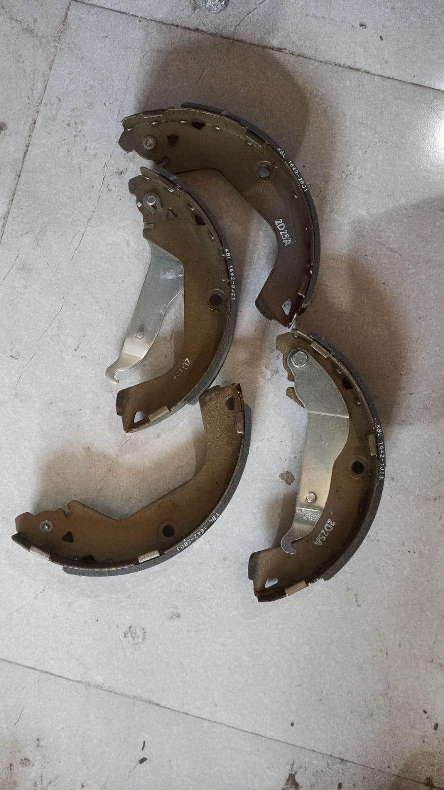 CarTrends brake shoe kit for Chevrolet Cruze rear, includes 7 shoes, replacement spare parts for brake system.