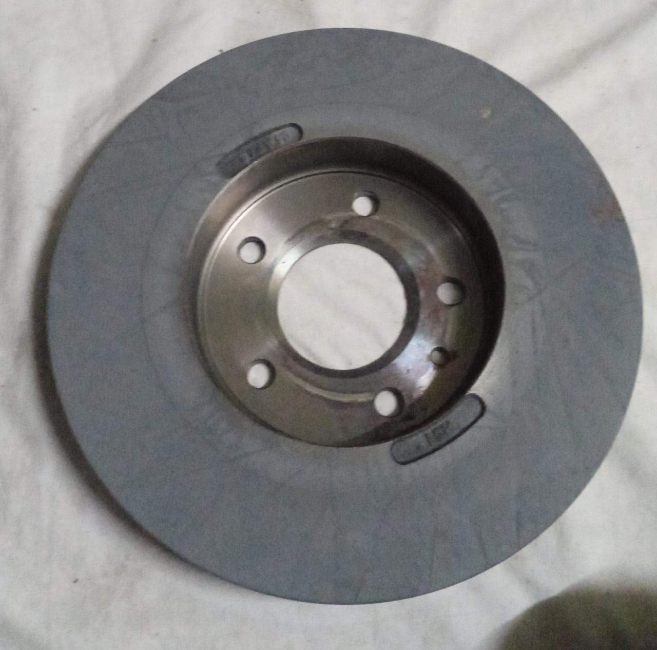 CarTrends rear brake disc for Cruze, spare parts image showing the new brake disc with vented design and mounting holes.