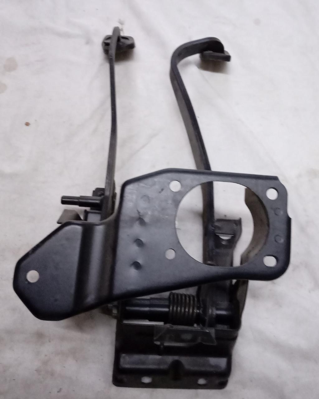 CarTrends brake and clutch pedal assembly for Chevrolet Enjoy with bracket, spare parts designed for reliable vehicle operation.
