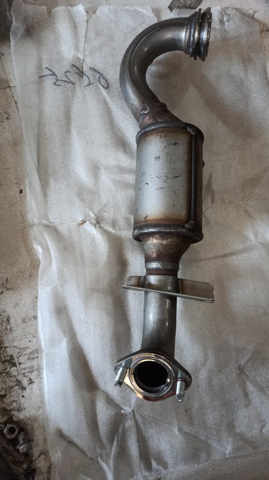 CarTrends catalytic converter assembly for Chevrolet Beat, warm-up oxidation converter, spare car parts, durable automotive component.