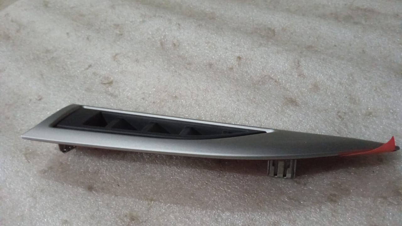 Fender ornament for Captiva, right side, CarTrends spare part, silver finish, attached to vehicle's front right fender.