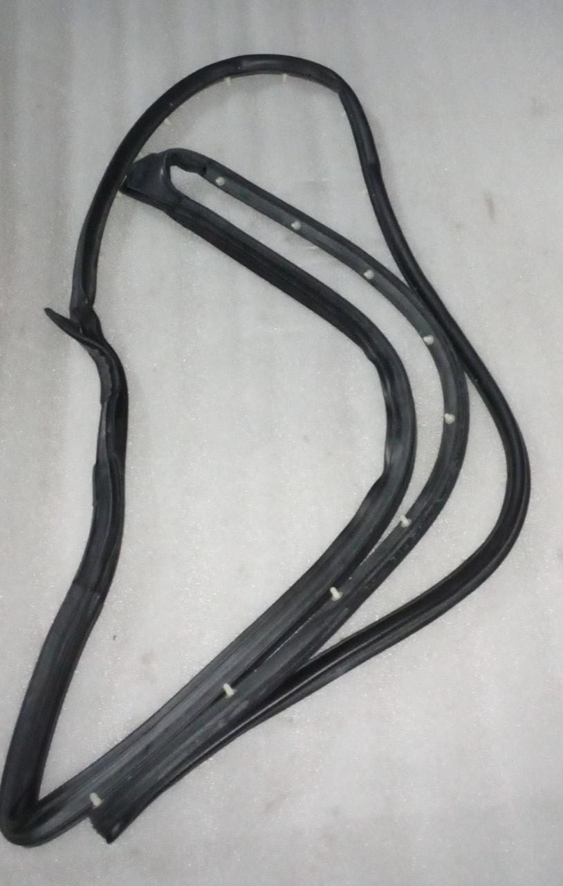 CarTrends weatherstrip assembly for Chevrolet Beat front left door, spare part to seal door and prevent drafts.