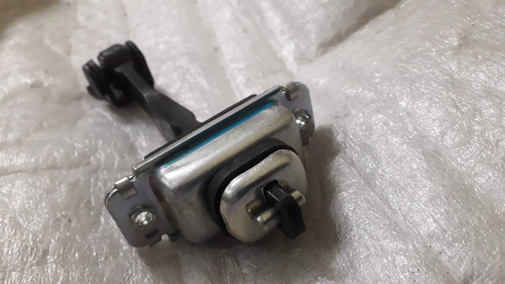 CarTrends Checker Link Beat spare part, close-up view showing the metallic component used in vehicle suspension systems.