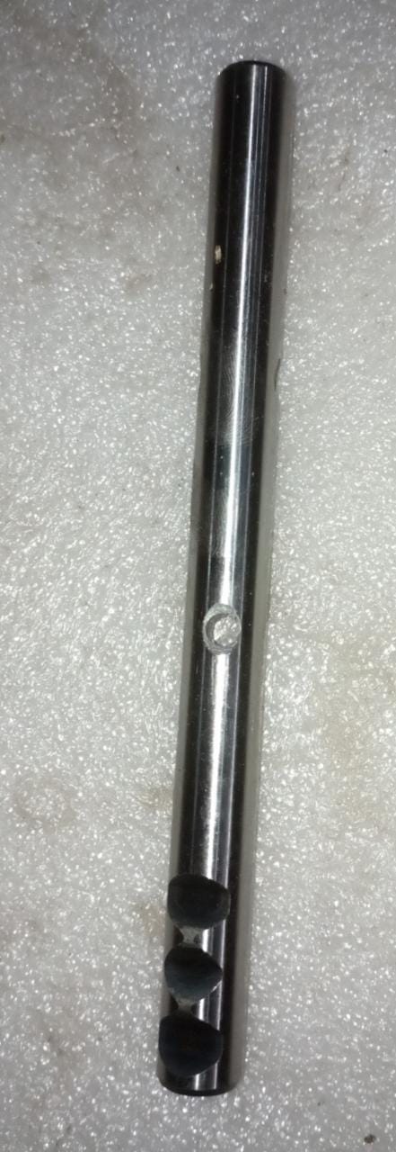 CarTrends J96325062 Gear Low Speed Shaft for Aveo UVA spare parts, showing the metal shaft component on a white background.