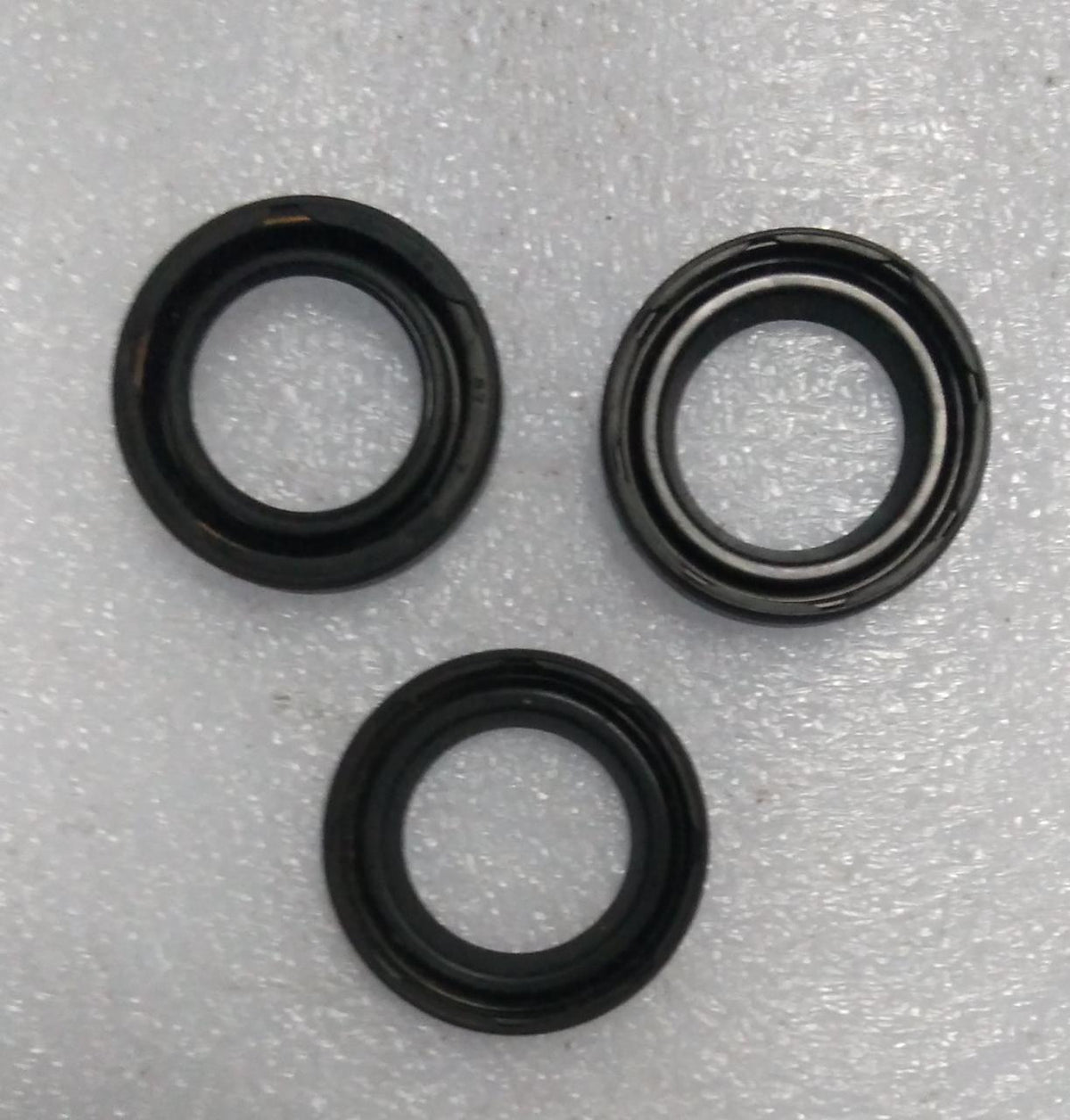 CarTrends Cam Shaft Cover Seal for Opel Optra, close-up of the black rubber seal fitting over the camshaft cover.