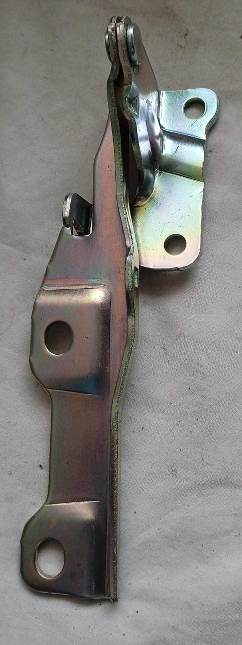 CarTrends Bonet Hinge Aveo left side spare part for vehicle, showing the hinge component for car bonnet repair.