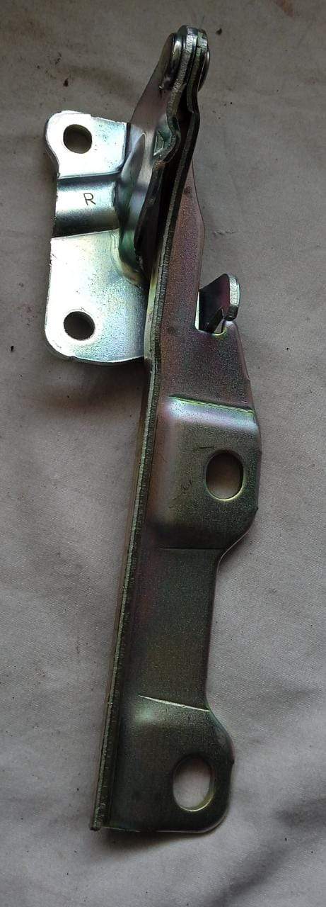 CarTrends right-side bonnet hinge for Chevrolet Aveo, spare automotive part, close-up view of hinge component.