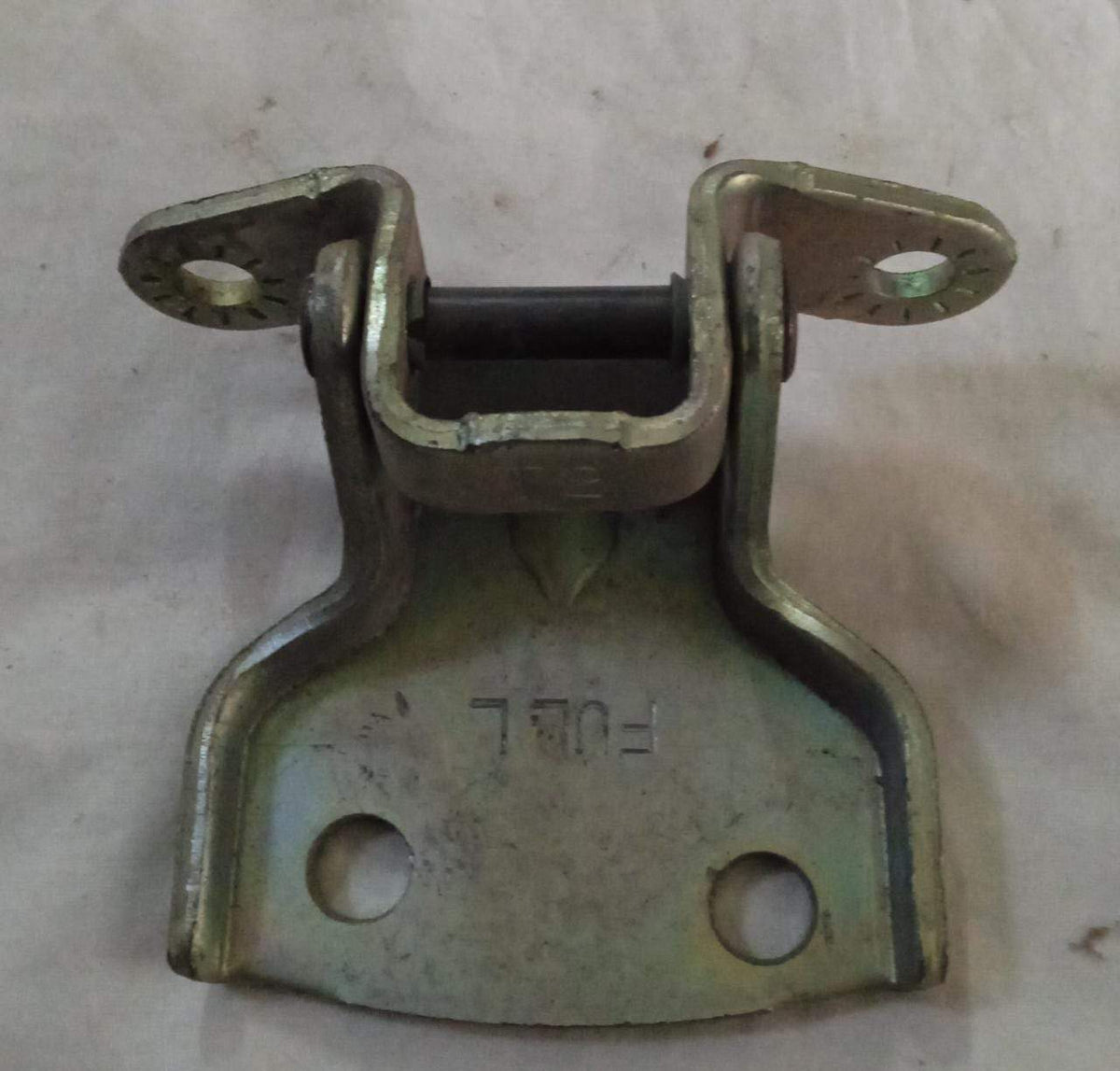 CarTrends J96541423 door hinge for Aveo, left side, spare vehicle parts with visible hinge mechanism and mounting points.