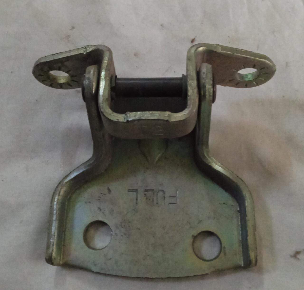 CarTrends J96541423 door hinge for Aveo, left side, spare vehicle parts with visible hinge mechanism and mounting points.